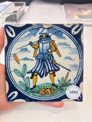 A polychrome Dutch Delft maiolica 'soldier' ​​medallion tile, late 16th C. — photo 1