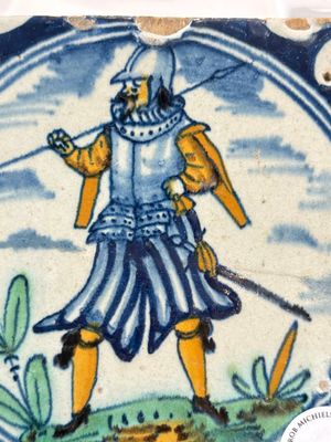 A polychrome Dutch Delft maiolica 'soldier' ​​medallion tile, late 16th C. — photo 2