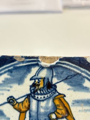 A polychrome Dutch Delft maiolica 'soldier' ​​medallion tile, late 16th C. — photo 3