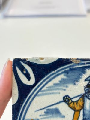 A polychrome Dutch Delft maiolica 'soldier' ​​medallion tile, late 16th C. — photo 5