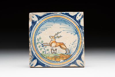 A polychrome Dutch Delft maiolica 'stag' medallion tile, 16/17th C.