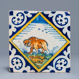 A polychrome Dutch Delft maiolica tile with a bear, 16/17th C. — photo 1