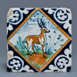 A polychrome Dutch Delft maiolica tile with a deer, ca. 1600 — 照片 1