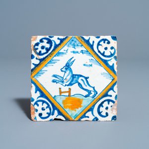 A polychrome Dutch Delft maiolica tile with a hare, ca. 1600 — 照片 1
