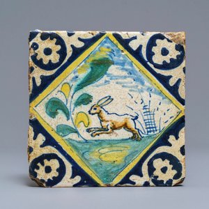 A polychrome Dutch Delft maiolica tile with a hare, ca. 1600 — 照片 1
