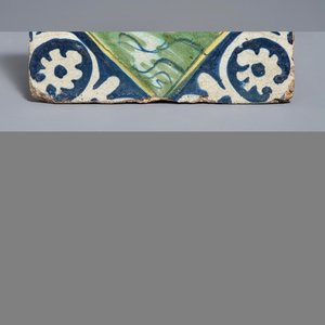 A polychrome Dutch Delft maiolica tile with a lion, 16/17th C. — 照片 1