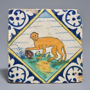 A polychrome Dutch Delft maiolica tile with a monkey, 16/17th C. — photo 1