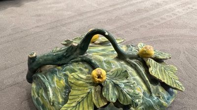 A polychrome Dutch Delft melon-shaped tureen on leaf-shaped stand, 18th C. — photo 2