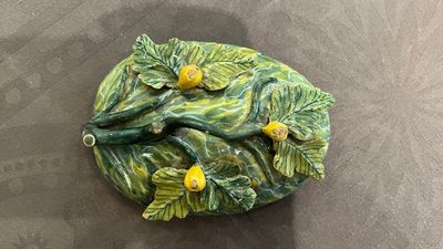 A polychrome Dutch Delft melon-shaped tureen on leaf-shaped stand, 18th C. — photo 3