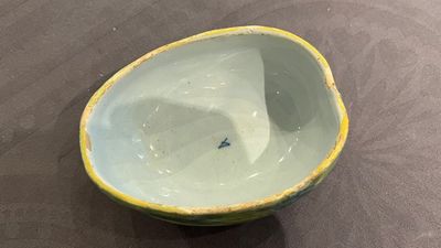 A polychrome Dutch Delft melon-shaped tureen on leaf-shaped stand, 18th C. — photo 7