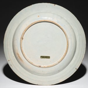 A polychrome Dutch Delft mixed technique dish with a galant scene, 18th C. — photo 2
