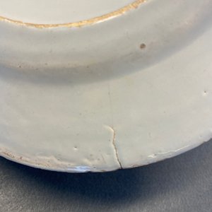A polychrome Dutch Delft mixed technique plate, 18th C. — 照片 4