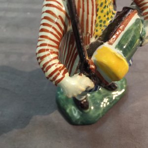 A polychrome Dutch Delft model of a hurdy-gurdy player, 18th C. — photo 9