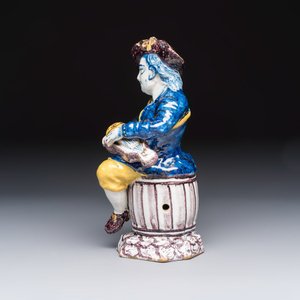 A polychrome Dutch Delft model of a hurdy gurdy player, 18th C. — foto 2