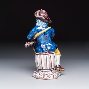 A polychrome Dutch Delft model of a hurdy gurdy player, 18th C. — foto 3