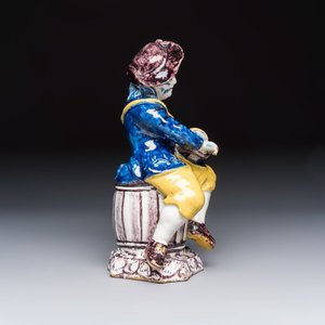A polychrome Dutch Delft model of a hurdy gurdy player, 18th C. — foto 4