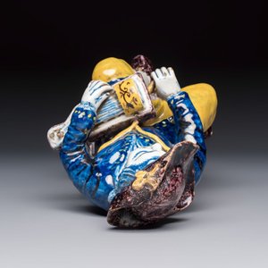 A polychrome Dutch Delft model of a hurdy gurdy player, 18th C. — foto 5