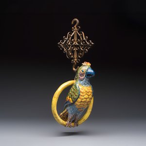 A polychrome Dutch Delft model of a parrot with gilt bronze hanging ornament, 18/19th C. — photo 1