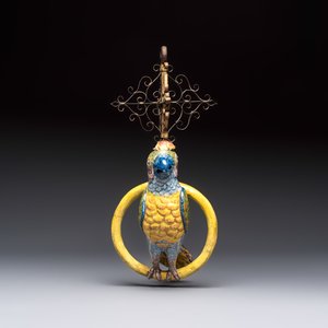 A polychrome Dutch Delft model of a parrot with gilt bronze hanging ornament, 18/19th C. — photo 5