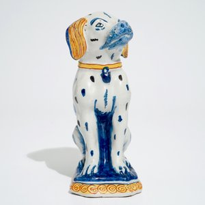 A polychrome Dutch Delft model of a seated dog, 18th C. — 照片 3