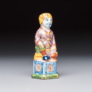 A polychrome Dutch Delft model of a seated oriental figure, 18th C. — foto 1