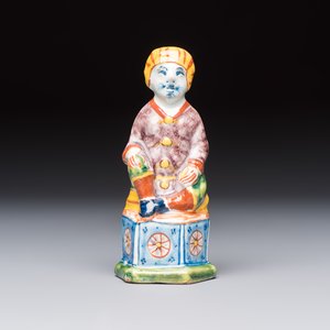 A polychrome Dutch Delft model of a seated oriental figure, 18th C. — foto 2
