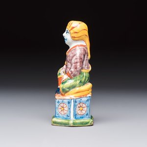 A polychrome Dutch Delft model of a seated oriental figure, 18th C. — foto 3