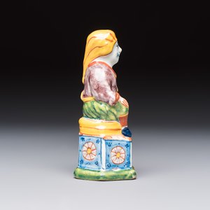 A polychrome Dutch Delft model of a seated oriental figure, 18th C. — foto 5