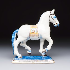 A polychrome Dutch Delft model of a standing horse with a figurative saddle cloth — 照片 4