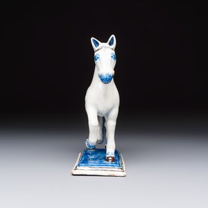 A polychrome Dutch Delft model of a standing horse with a figurative saddle cloth — 照片 5
