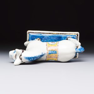 A polychrome Dutch Delft model of a standing horse with a figurative saddle cloth — 照片 6
