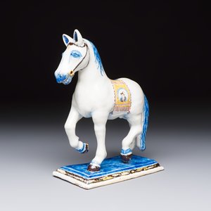 A polychrome Dutch Delft model of a standing horse with a figurative saddle cloth — 照片 1