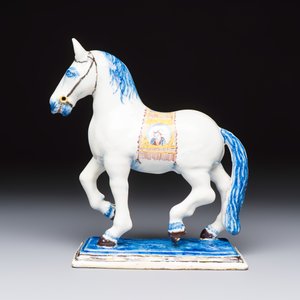 A polychrome Dutch Delft model of a standing horse with a figurative saddle cloth — 照片 2