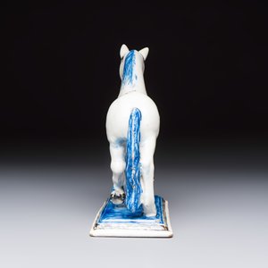 A polychrome Dutch Delft model of a standing horse with a figurative saddle cloth — 照片 3