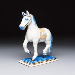 A polychrome Dutch Delft model of a standing horse with a figurative saddle cloth, 18th C. — foto 1