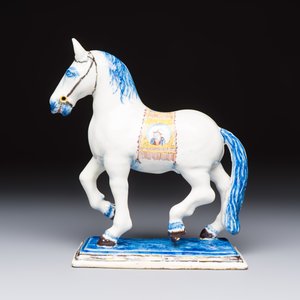 A polychrome Dutch Delft model of a standing horse with a figurative saddle cloth, 18th C. — foto 2