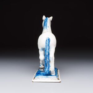 A polychrome Dutch Delft model of a standing horse with a figurative saddle cloth, 18th C. — foto 3