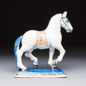 A polychrome Dutch Delft model of a standing horse with a figurative saddle cloth, 18th C. — foto 4