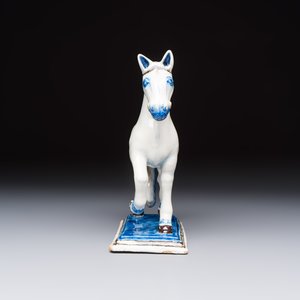 A polychrome Dutch Delft model of a standing horse with a figurative saddle cloth, 18th C. — foto 5