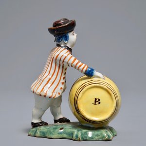 A polychrome Dutch Delft model of a wine merchant, 18th C. — photo 3
