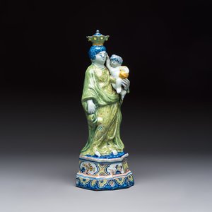 A polychrome Dutch Delft model of the Virgin with Child, 18th C. — foto 1
