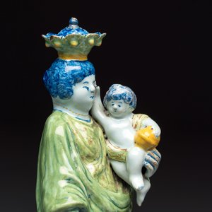 A polychrome Dutch Delft model of the Virgin with Child, 18th C. — foto 2