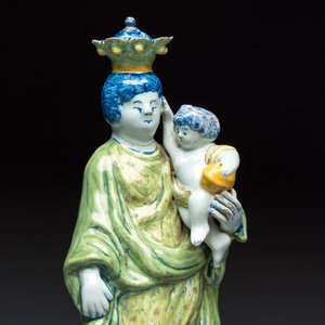 A polychrome Dutch Delft model of the Virgin with Child, 18th C. — foto 3