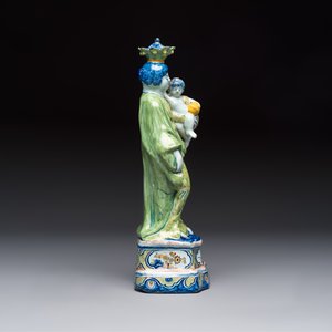 A polychrome Dutch Delft model of the Virgin with Child, 18th C. — foto 7