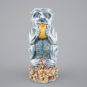 A polychrome Dutch Delft monkey-shaped jug, 18th C. — 照片 5