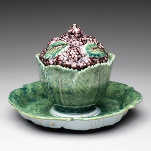 A polychrome Dutch Delft 'mulberries' tureen and cover on stand, 18th C. — photo 1