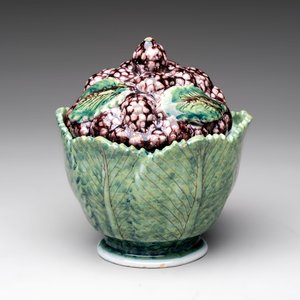 A polychrome Dutch Delft 'mulberries' tureen and cover on stand, 18th C. — photo 2