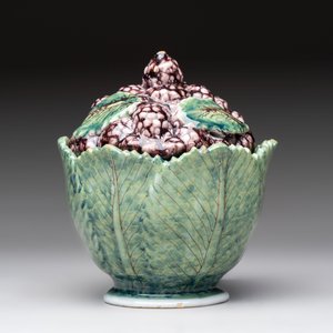 A polychrome Dutch Delft 'mulberries' tureen and cover on stand, 18th C. — photo 3