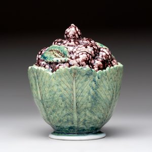 A polychrome Dutch Delft 'mulberries' tureen and cover on stand, 18th C. — photo 4