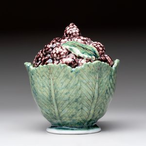 A polychrome Dutch Delft 'mulberries' tureen and cover on stand, 18th C. — photo 5